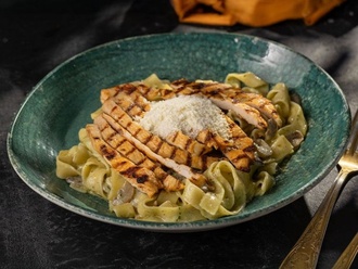 Fettuccine Chicken Alfredo görseli