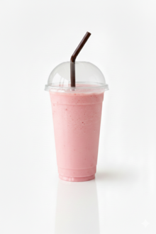 Çilekli Milkshake Dondurmayla Hazırlanır. Yoğunluğu Düşüktür. görseli