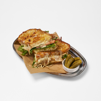 Üç Peynirli Ekşimayalı Sandeviç görseli