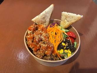 Acı Tavuklu Salata görseli