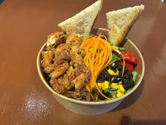 Çıtır Tavuklu Salata görseli