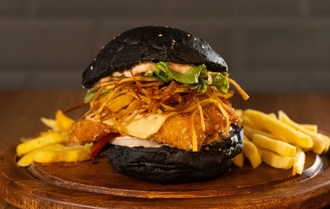 Crispy Chicken Deluxe Burger görseli