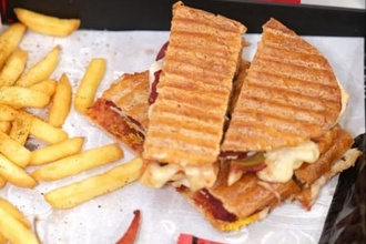 Üççeyrek Ekmek Arası Sucuklu Tost görseli