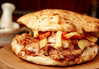 Tombik Ekmek Arası Tavuk Döner Ve Büyük Ayran görseli