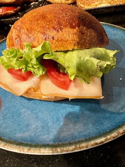 Hindi Fümeli Krem Peynirli Tombul Sandviç görseli