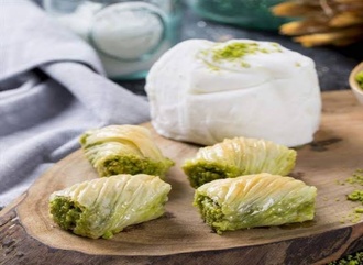 Fıstıklı Tereyağlı Kıvrım Baklava (500 Gr) görseli