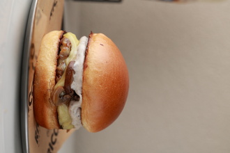 Swiss Mushroom Burger + Patates + Coca-cola görseli