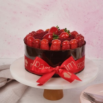 Çikolatalı Çilekli Pasta (4 Kişilik) görseli