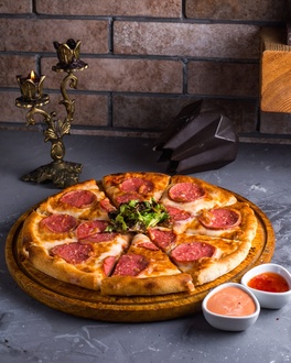 Sosisli Pizza (Büyük Boy) görseli