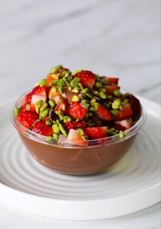 Sütlü Çikolatalı Çilekli & Fıstıklı Profiterol (4 Top) görseli