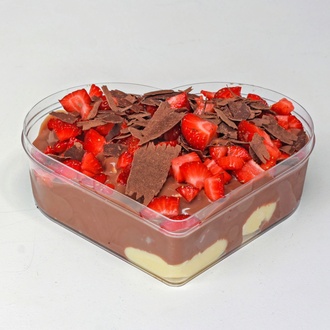 Sütlü Çikolatalı Çilekli Kalpli Profiterol (6 Top) görseli