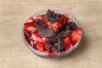 Bitter Çikolatalı Çilekli Profiterol (4 Top) görseli