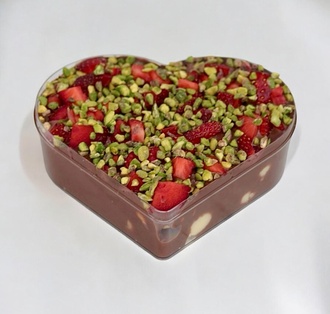 Sütlü Çikolatalı Çilekli & Fıstıklı Kalpli Profiterol (500 Gr.) (6 Top) görseli