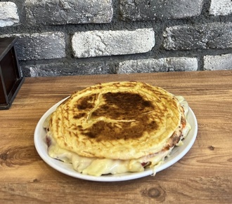 Kaşarlı Bazlama Tostu (Sanayi Usulü) görseli