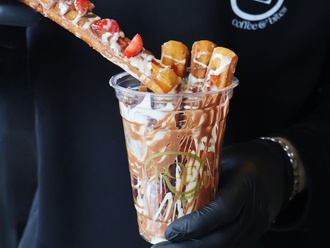 Çilekli Churros Cup görseli