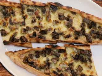 Kavurmalı Kaşarlı Pide görseli