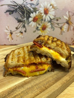 Ekşi Maya Kekikli & Kaşarlı Tost görseli