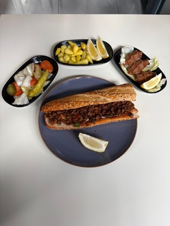 Kaşarlı Ekmek Arası Et Tantuni görseli