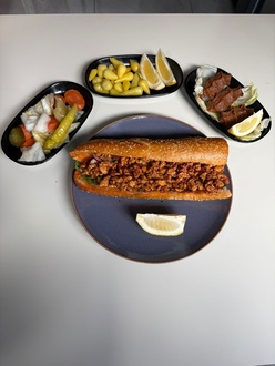 Kaşarlı Ekmek Arası Tavuk Tantuni görseli