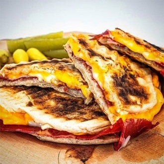 Yumurtalı Pastırmalı Bazlama görseli