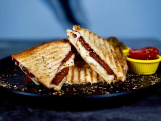 Sucuklu Kaşarlı Tost görseli