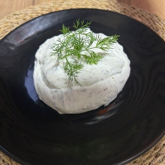 Sarımsaklı Yoğurt görseli