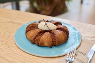 Antep Fıstıklı Havuç Dilim Kruvasan (1-2 Kişiliktir) görseli