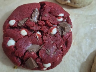 Red Velvet Chocolate Chunk Cookie görseli
