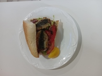 Yarım Ekmek Arası Izgara Sardalya görseli