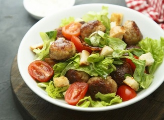 Köfteli Salata görseli