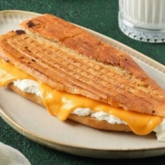Üç Peynirli Tost görseli