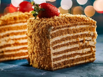 Aksu Ballı Medovik Pasta görseli