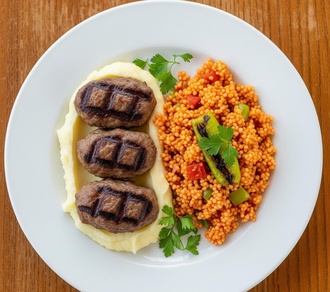 Püre Yatağında Izgara Köfte & Bulgur Pilavı Menü görseli