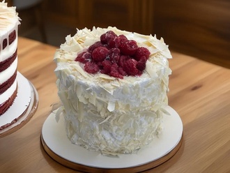 Frambuazlı & Çikolatalı Yaş Pasta (6 Kişilik) görseli