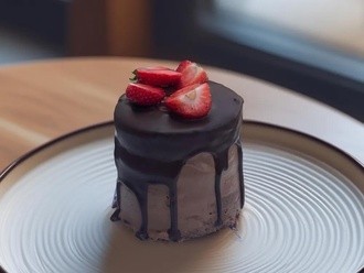 Çilekli Çikolatalı Pasta (Adet) görseli
