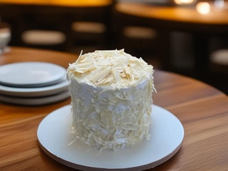 Ananas Bademli Yaş Pasta (4 Kişilik) görseli