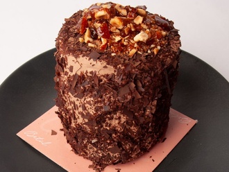 Krokanlı & Çikolatalı Yaş Pasta (4 Kişilik) görseli