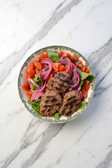 Izgara Köfteli Roka Salata görseli
