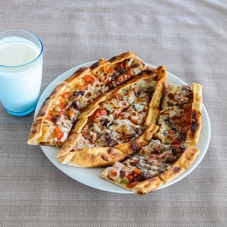 Kuşbaşılı Kaşarlı Trabzon Pidesi Menü görseli