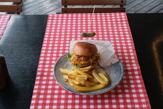 Gala Chicken Burger + 450Ml Coca Cola görseli
