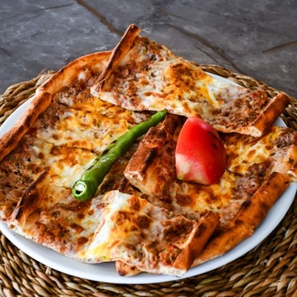 Kıymalı Yumurtalı Pide görseli