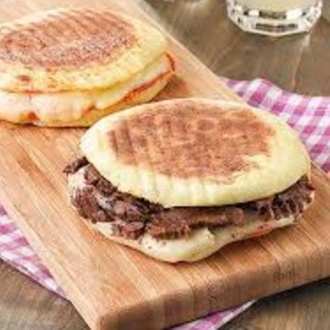 Bazlama Ekmek Arası Yumurtalı Kavurmalı Tost görseli