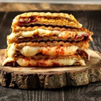 Bazlama Ekmek Arası Kavurmalı Kaşarlı Tost görseli