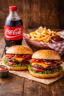 Chicken Burger Yanında Kutu Coca Cola Yada Zero görseli