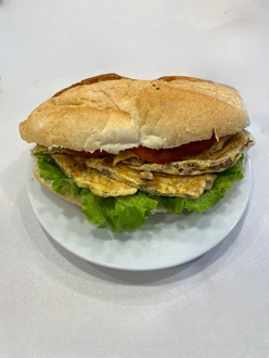 Kavurmalı Omlet Sandviç Baget Ekmeğine görseli