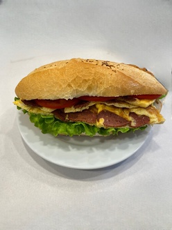 Sucuklu Omlet Sandviç Baget Ekmeğine görseli