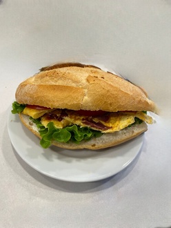 Kaburga Etli Omlet Sandviç Baget Ekmeğine görseli