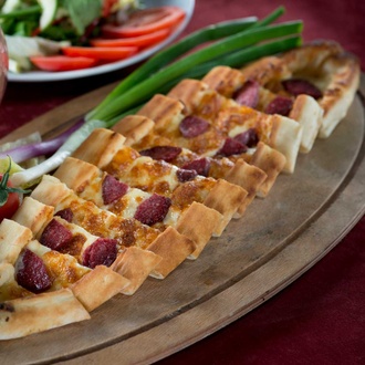 Kaşarlı Sucuklu Pide görseli
