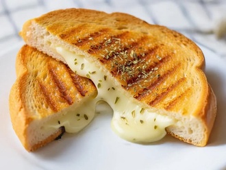 Sade Kaşarlı Tost görseli