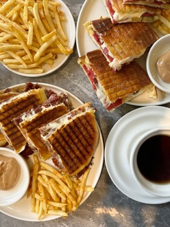 Sucuklu Kaşarlı Tombik Tost görseli